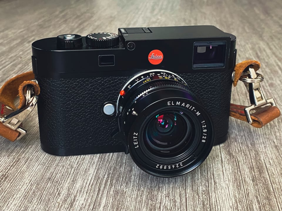 Leica M Typ 262 with a 28 mm Elmarit, front view on a wood table