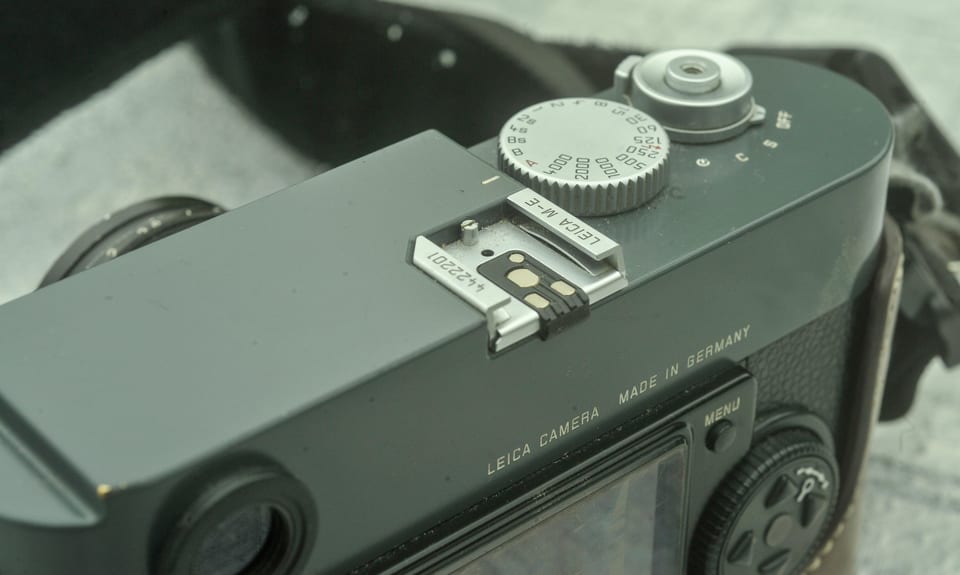 Top plate of the anthracite Leica M-E showing no frame-line preview lever